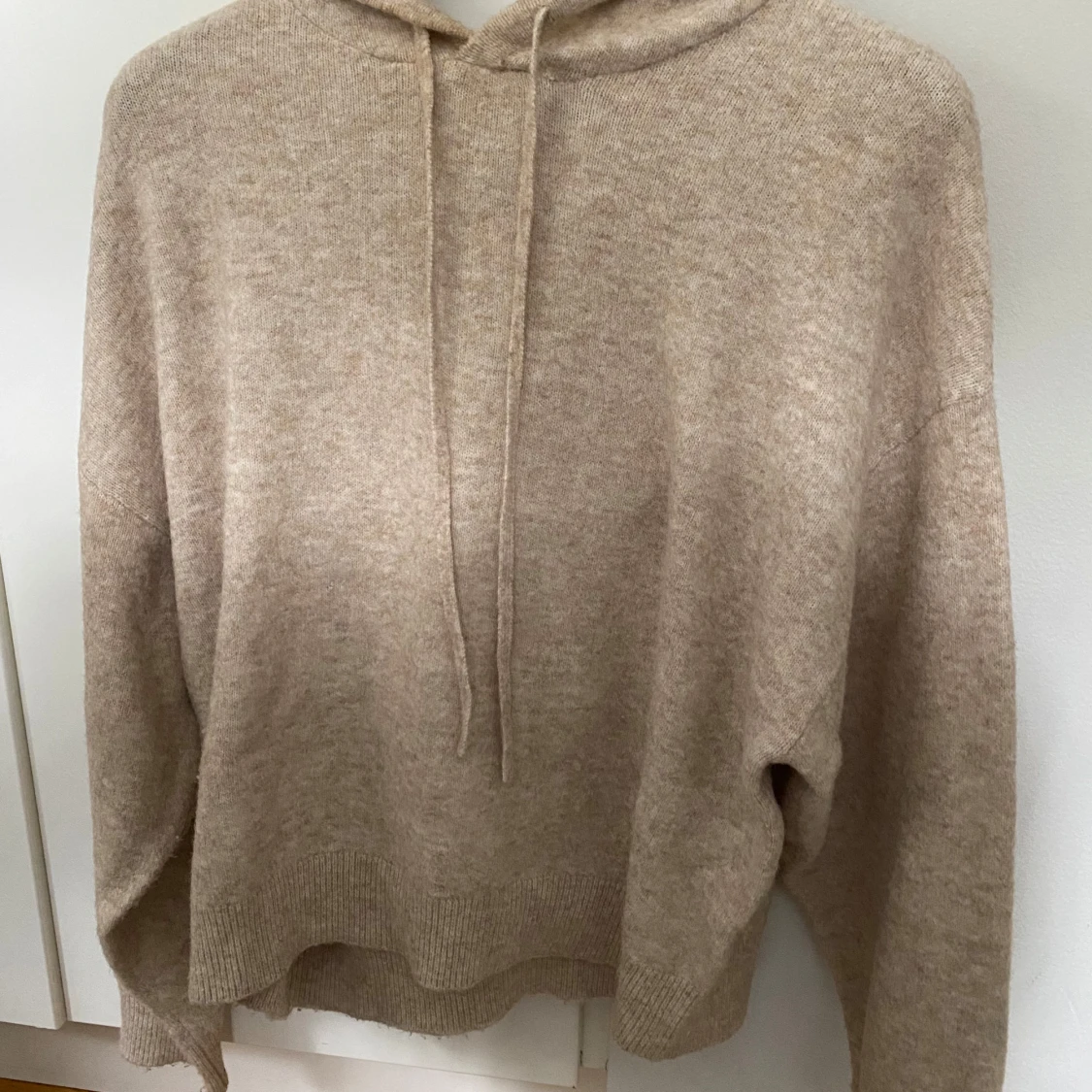 Stickad beige hoodie 