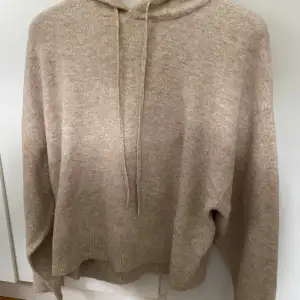 Stickad superskönt beige hoodie i extremt skönt matreal! Jättefin och bra skick!