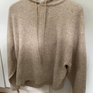Stickad beige hoodie  - Stickad superskönt beige hoodie i extremt skönt matreal! Jättefin och bra skick!