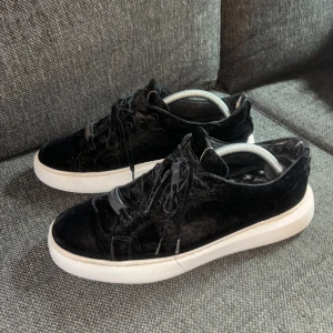 Karl Lagerfeld skor herr - Karl Lagerfeld ”sneakers” i mocka, väldigt fint skick, väl omhändertagna Storlek US 11, EU 44 Köpta i USA inne i Karl Lagerfeld, nypris ca 400$