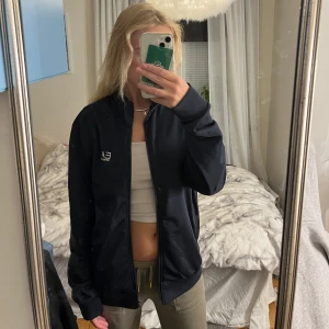 EA7 zip hoodie  - Detta är en EA7 marinblå zip hoodie i storlek L. Den är i bra skick och är en perfekt tröja.  Nypris är 1000 kr men jag säljer denna för 300 kr .