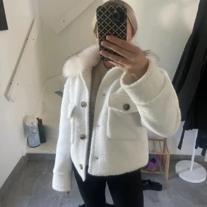 Pälskappa  - Jättesnygg pälskappa från Chelsea i Göteborg. Den är i väldigt fint skick. Perfekt nu för hösten. Nypris är ca 1000 kr. Skriv för egna bilder eller frågor. 🩷