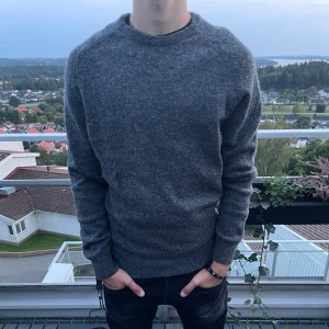 Stickad tröja  - Tjena, säljer nu min stickade tröja som är perfekt nu till höst och vintern. Storleken är S men sitter som M. Modellen på bilden är 174. Skriv gärna om ni har några funderingar🤩💭