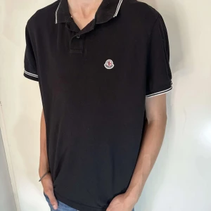 Moncler pike -  moncler pike i mycket bra skick i stl M/L. Nypristet ligger på ca 3000kr vårt pris:600kr. Priset är inte hugget i sten 