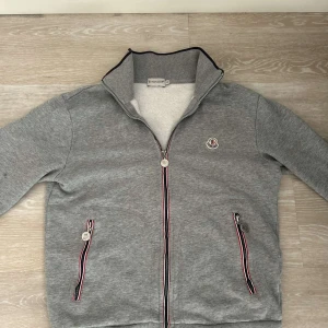 Moncler cardigan - Tjena  Säljer nu denna riktigt snygga Moncler maglia cardiganen som är i storlek S. Tröjan är i riktigt bra skick 8/10.  nypris runt 5000-6000kr. Skriv om du har någon fråga eller fundering. Byten kan också vara intressant. Mvh Harry 