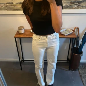 Hughwaist straight jeans - Vita straight jeans med fransar vid ankeln