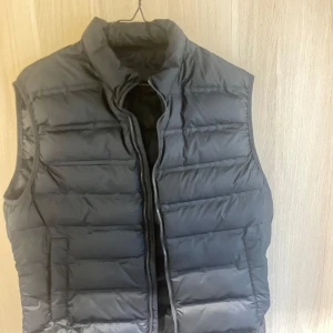 Väst från Zara - Mörkblå väst köpt från Zara Stockholm. köptes i våras, varsamt använd. 