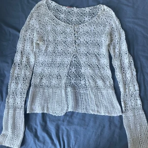 Vit kofta - Kofta från indiska. Nedersta knappen är trasig men lätt att fixa!! Storlek M men funkar nog för XS-M