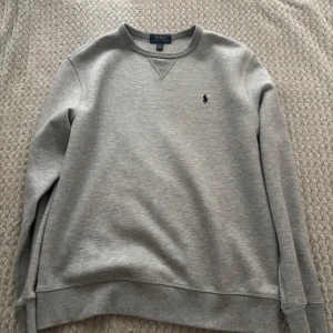 Säljer en fet Ralph Lauren tröja! - Tjena! Säljer nu denna riktigt feta RL tröjan som tyvärr blivit för lite. Den sitter som en S-M även fast de inte står. Skick: 9/10 Vid fler frågor eller bilder så är de bara att skriva! Pris kan diskuteras 