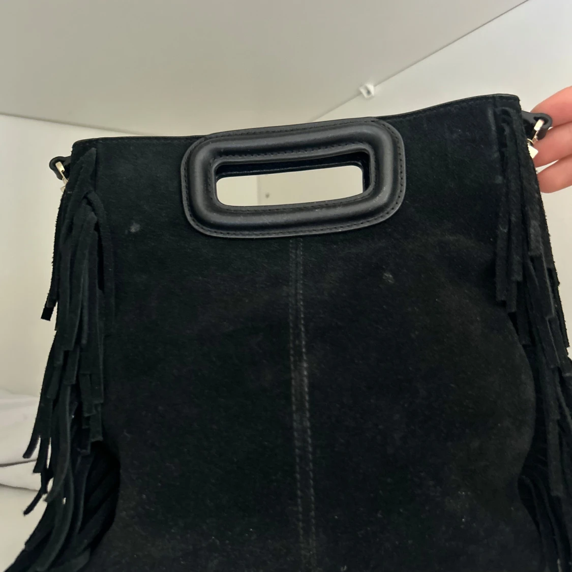 Säljer denna maje väskan med nitar, väskan är limeted edition så de gjordes inte lika många av den, ÄKTA - 91