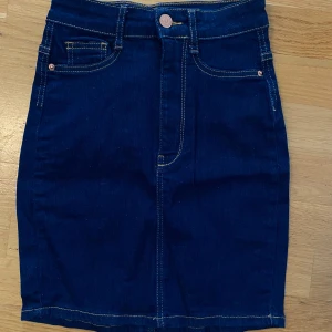Jeanskjol - Säljer en snygg mörkblå jeanskjol från Gina Tricot i modellen MOLLY, stolek  XS.Perfekt för både vardag och fest!💗