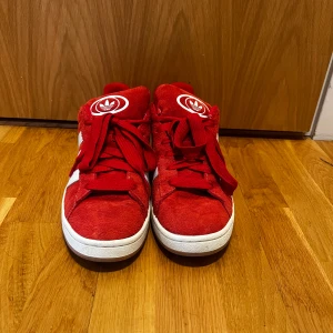 Adidas Campus 00s - Använda färre än 5 gånger. I princip som nya, säljs då de inte har kommit till användning. Pris: 1000kr. OG box ingår inte