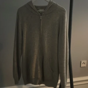 John Henric hoodie  - Storlek M inget sönder andvänd Max 5 gånger ljus grå färg
