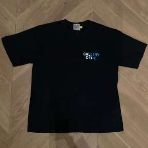 Gallery Dept tshirt - Säljer denna Gallery Dept tshirt. Storleken är S men den är lite oversized. Den är oanvänd och har prislapp kvar. Pris kan diskuteras