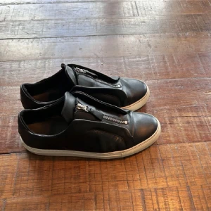 Axel arigato läder - Hyfsat bra skick arigatos nyrengjorda, ända defektenn är att själva arigato märket på ena skon börjar suddas lite men märks ändå inte