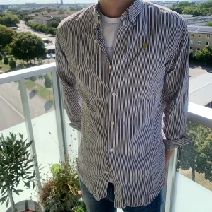 Ralph lauren skjorta - Väldigt fräsh ralph lauren skjorta, jag har anvönt den som overshirt men passar också som skjorta. Modellen är 183 lång och den sitter som en M-L. Priset är ej hugget i 🪨. Skriv gärna frågor!