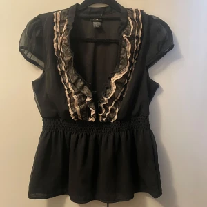 Volang blus/topp från hm - Säljer pga att den inte riktigt är min stil