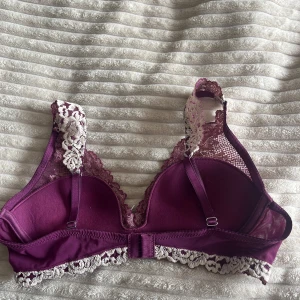 Lila spets-bh - Säljer denna jättefina bh-n från Intimissimi. Pga att den är för stor. Denna färgen finns inte längre 💕använd ett fåtal gånger så är i toppskick. Nypris är 500kr💕