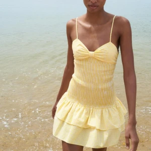 Zara Klänning - Säljer denna fina klänningen från zara. Helt oanvänd! Nypris 399