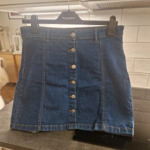 Jeanskjol - Jeanskjol från Gina Tricot. Använd 2-3 gånger, fint skick. Storlek 42.