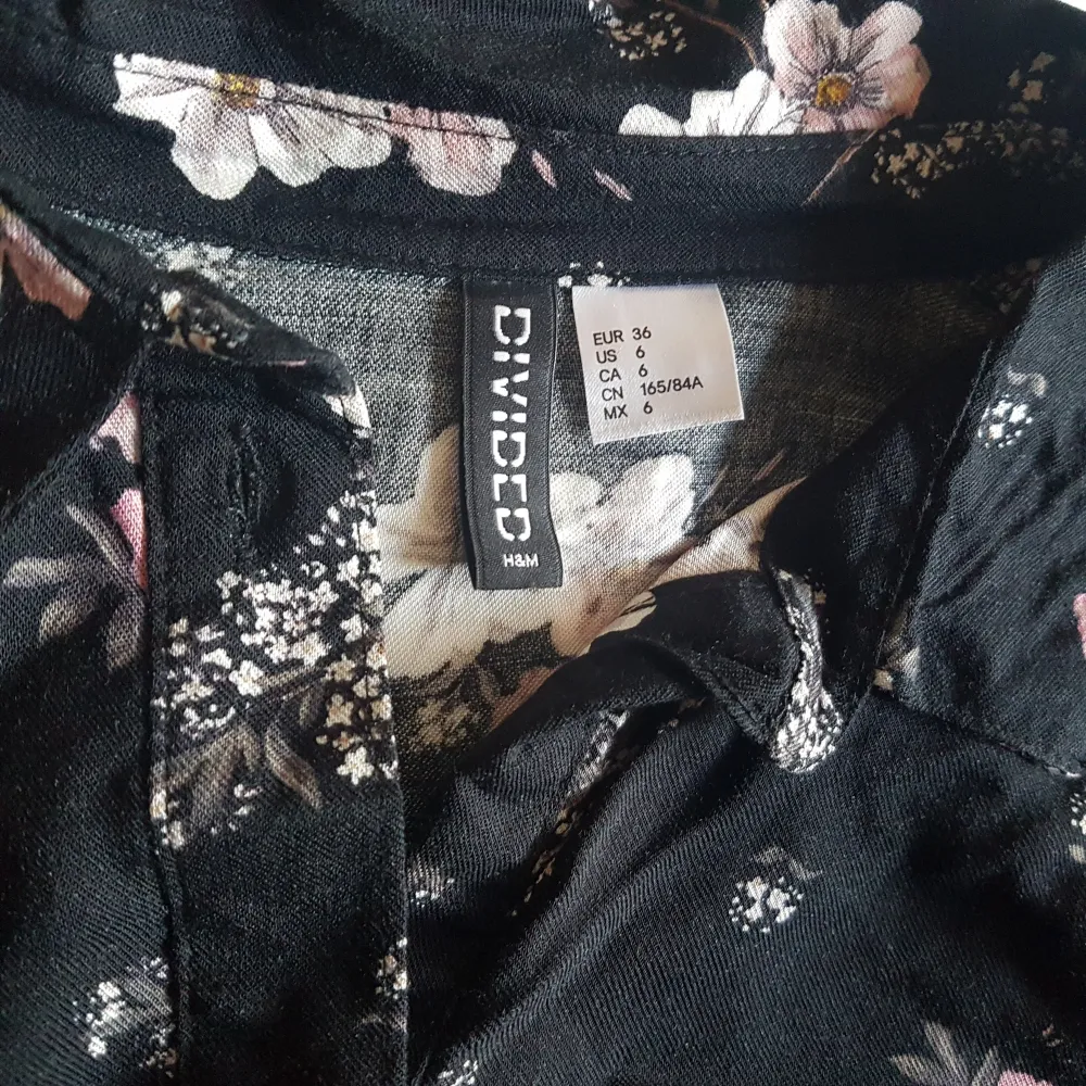 Oanvänd! Mjuk och följsam bomull. Passar säkert S/M, snörning i midjan. ~ STOR rensning & klänningsbonanza i min shop ~ Välj 5 för 100kr oavsett pris, skicka medd/lämna som prisförslag (gäller där det står) ~. Mekot.