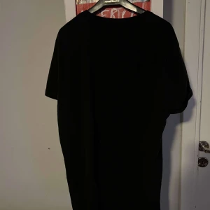 Moncler tröja  - Tja denna tröja är med i einars musik video och är bären av hans vän,Adam x Einar dansa på youtube så får du fram den,priset kommer ligga på 1999 då den är extremt sälssynt.