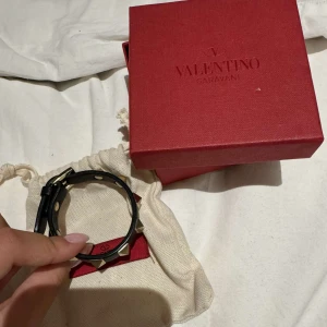 Valentino armband - Valentino-armband i nyskick! Sällan använt och i toppskick (fins även kvitto vid önskan )