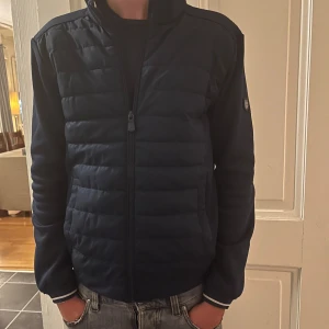 Blå cardigan  - En blå cardigan i väldigt bra skick 9/10, storleken är S.priset är inte hugget i Sten så kom gärna med förslag!!