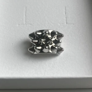 Edblad ring ( Peak ring steel) - Sparsamt använd då den varit lite för stor.   Storlek 16,8 = S 