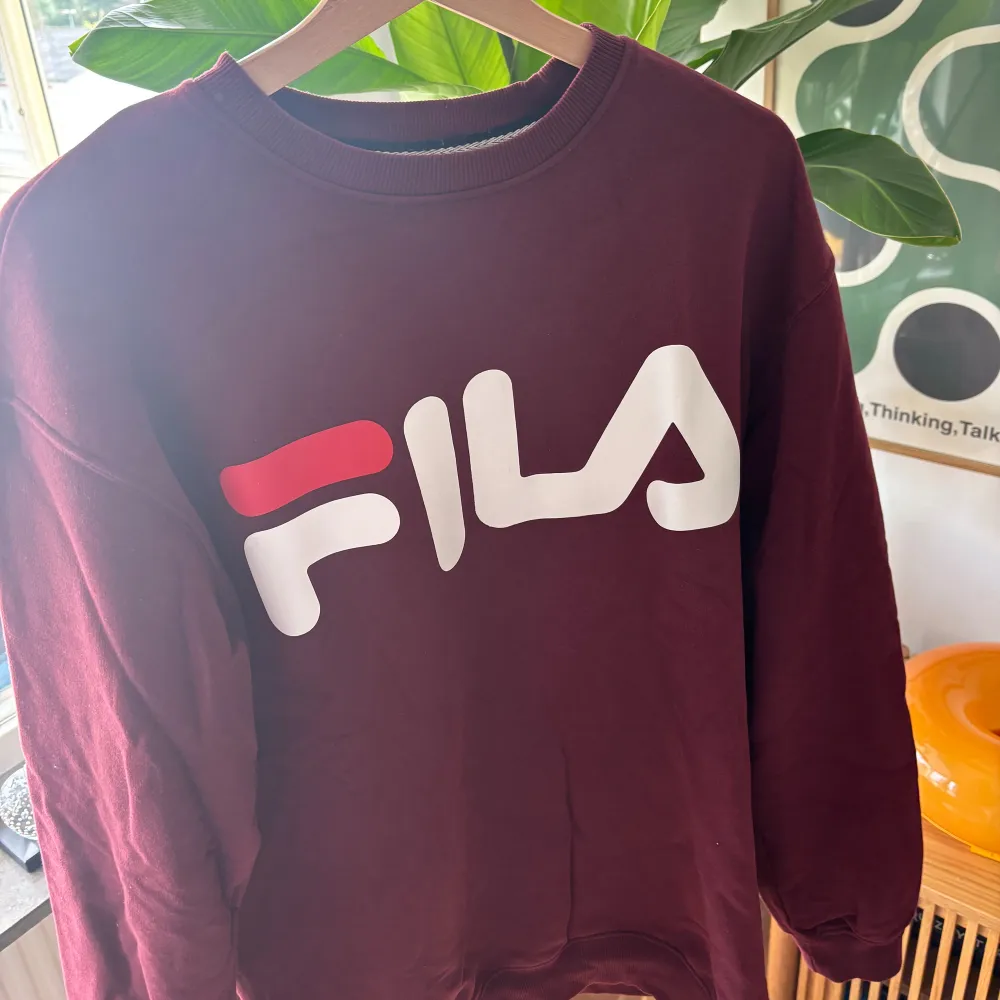 Vinröd Fila sweatshirt i bra skick! Ny kostar ca 500kr.. Hoodies.