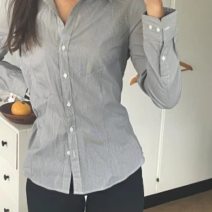 Skjorta - Svart- och vitrandig figursydd skjorta