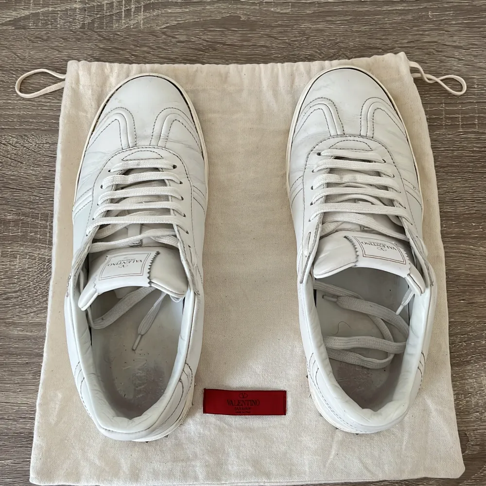 Säljer ett par snygga vita Valentino Garavani Fly Crew sneakers i skinn. Originalförpackning + 1 extra nit tillkommer, samt dustbag🤝🏾 Små defekter på vänstra skon då det måste ske en liten lagning🙌Hos skomakaren✔️Perfekta Flr vardagen✨ Mvh ItsForFits 🌟. Skor.