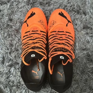 Fotbollskor skruvdobb - Säljer mina Puma Future Z 1.3 MxSG Mens Orange/Black Football Boots, som jag använt endast en gång, så skorna är i princip helt nya och riktigt bra skick.
