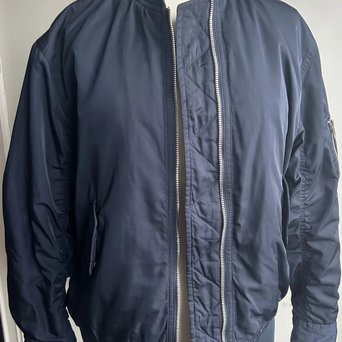 Mörkblå bomberjacka från Filippa K