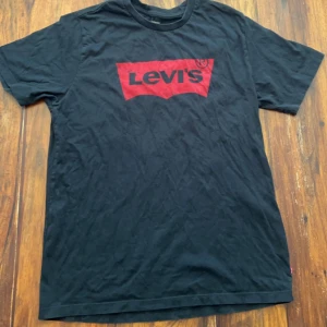 Levis T-shirt svart  - Säljer då jag inte använder, bra skick. 