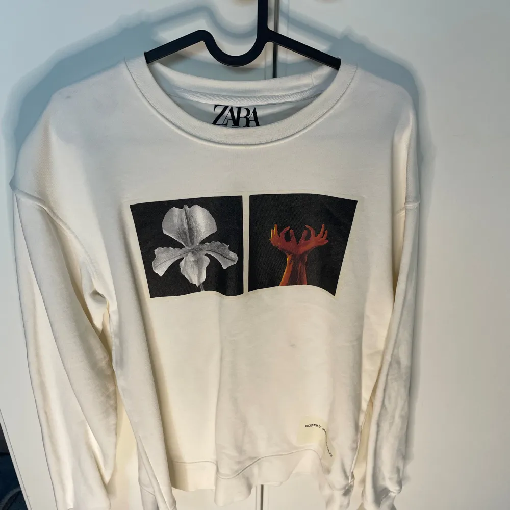 Väldigt snygg Zara crewneck, sparsamt använd, bra skick . Hupparit & Collegepaidat.