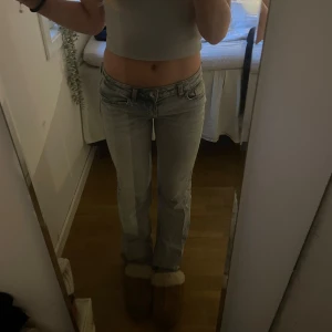 Lågmidjade jeans💘 - Säljer dessa skit snygga jeansen! De är lågmidjade och sitter perfekt💘 de är väldigt eftertraktade och slutsåld på hemsidan