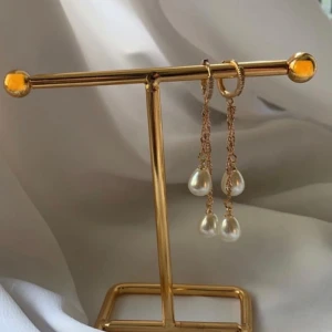 Örhängen  - Sjukt snygga örhängen Köp för 129kr styck eller 219kr paret. Modell 067/ 090