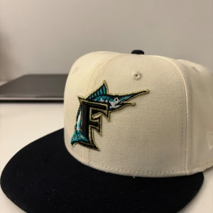 Fitted Cap - Denna keps köpte jag från hatstore för 599 kr och har ej använt denna mycket. Jag slutade gilla kepsar och valde att sälja den istället. Jag har bara använt denna keps sällan. 