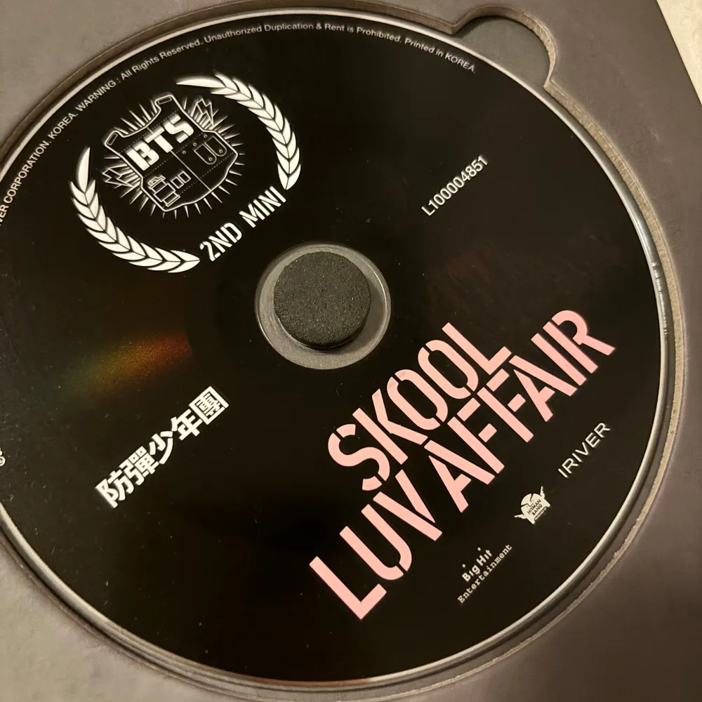 Säljer min BTS Skool Luv Affair🎀 Allt ingår och är i bra skick!!. Övrigt.