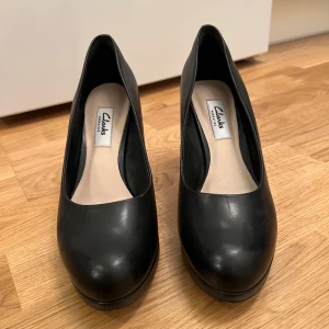 Clarks pumps  - Eleganta och sköna klackskor, haft på mig de ca 2-3 gånger. Jag har vanligtvist stl 38 och de passar mig perfekt. 