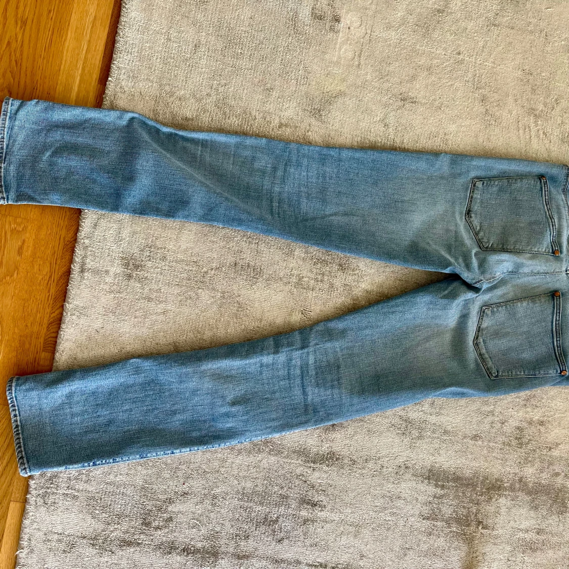 Slitet ljusblå Acnejeans, knappt använda! - 92