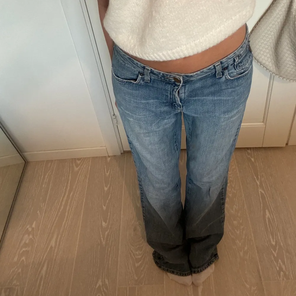 Supersnygga lågmidjade och långa jeans från Armani😍 jag är 175 och har normalt 36 i ”vanlig” storlek på jeans. Jeans & Byxor.