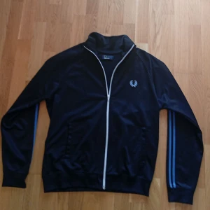 Fred perry Tröja svart - Fred perry tröja lite använd men ser ändå fräsch ut har en liten skada på sidan men knappt något man ser om du inte letar efter det