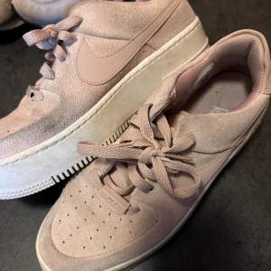 Rosa Nike air force 1 Storlek 38,5 Använt 5 ggr