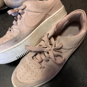 Nike Air force 1 - Rosa Nike air force 1 Storlek 38,5 Använt 5 ggr