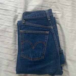 Levi’s jeans - Fina straight levi’s jeans🌟 Säljer då jag aldrig använt de så mycket. Passar mig som är 160 perfekt 🤩 Sitter tight över rumpa och lår🌟 Köpta i levi’s butik för 1200kr. 