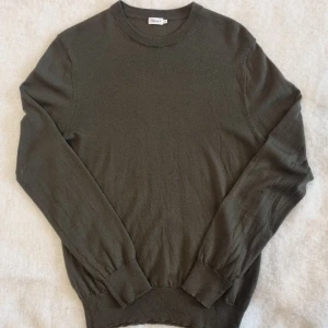 Filippa K sweater ull - Säljer en Filippa K tröja i 100% Ull. Inga defekter eller liknande, tröjan är ej struken. Skön o mjuk, sitter lite slim fit. Nypris: 1 700 kr