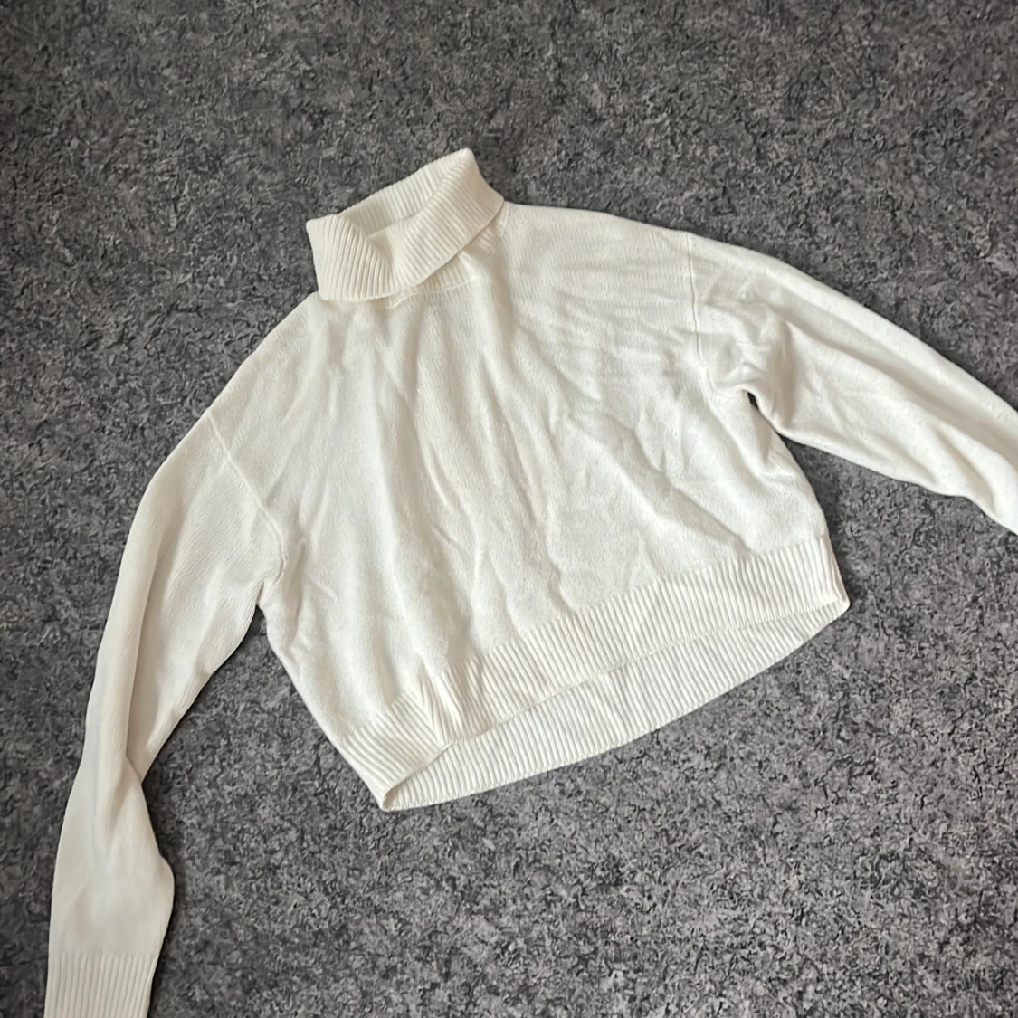 Lite croppad stickad tröja