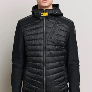 Parajumper hybrid jacka - Fint skick, storlek M . Inköpt förra sommaren, kvitto & tags borde finnas kvar! Köptes för 4990kr i Mall of Scandinevia! Kom med prisförslag 